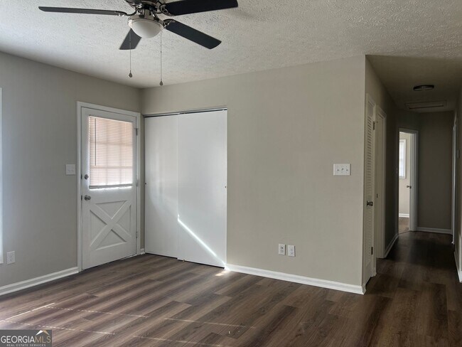 Building Photo - 1695 E Broad St