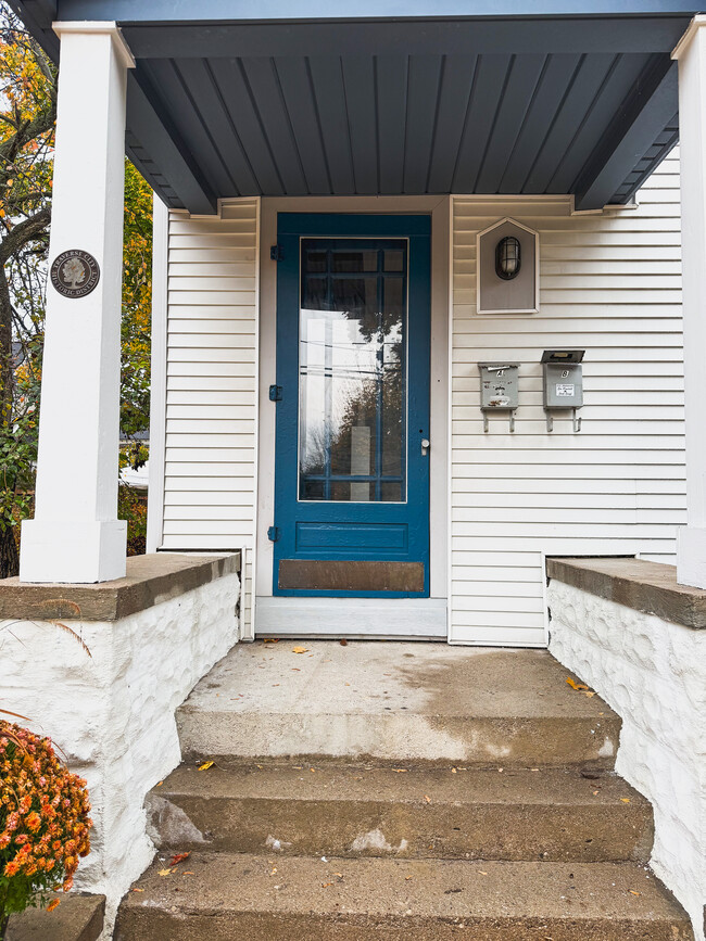 Front shared entrance. - 214 Wadsworth St