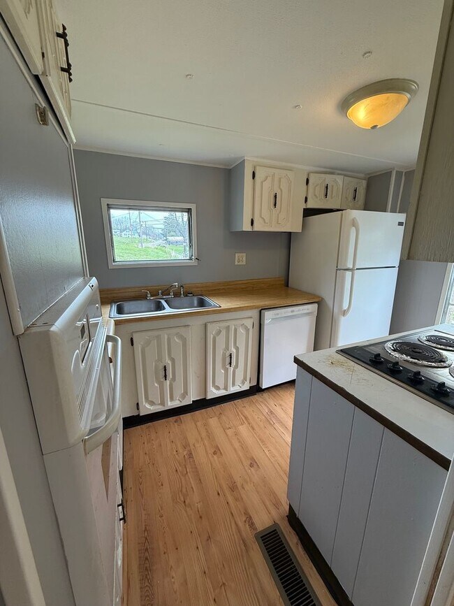 Building Photo - 2 Bedroom / 1 Bath Manufactured Home Kingsport TN