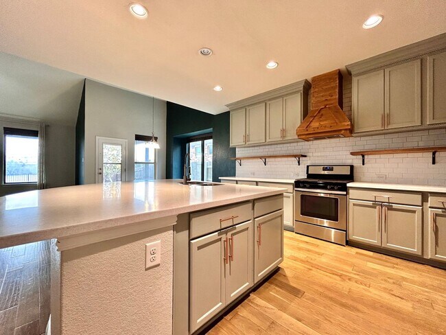 Building Photo - Bright & Beautiful 4 Bed, 3.5 Bath Home with Room for Everyone