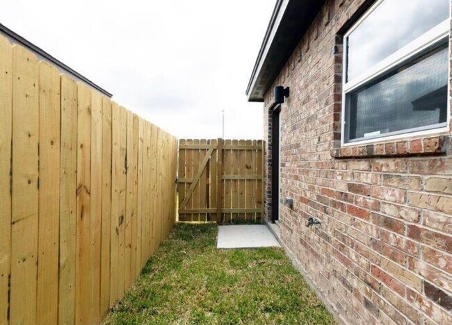 Building Photo - 3806 Valeria St