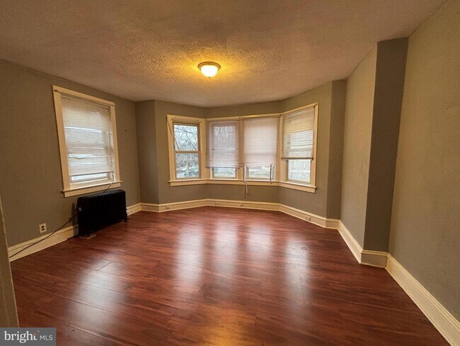 Building Photo - 649 W State St