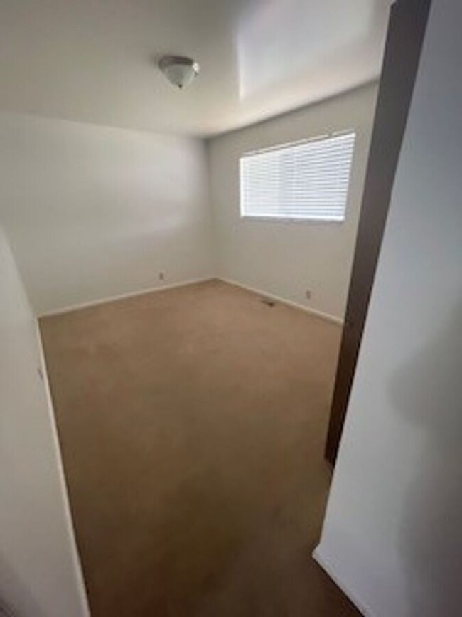 Building Photo - Spacious 3 bedroom, 1.5 bathroom condo in ...