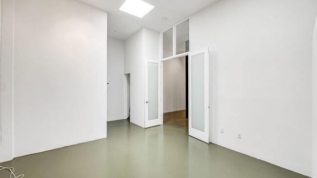 Building Photo - Authentic Loft Living in an Emeryville Landmark