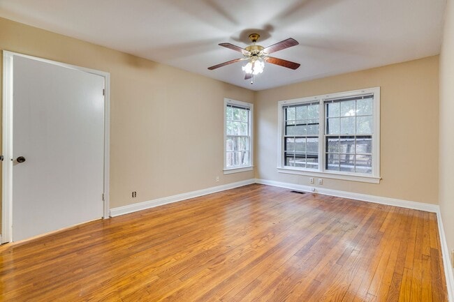 Building Photo - Urban Farmhouse - 2BD/2BA - Work Shop - Hu...