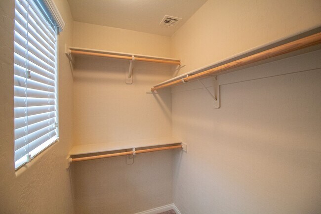 Building Photo - GUARD GATED 3 BD 2.5 BTH HOME IN HENDERSON