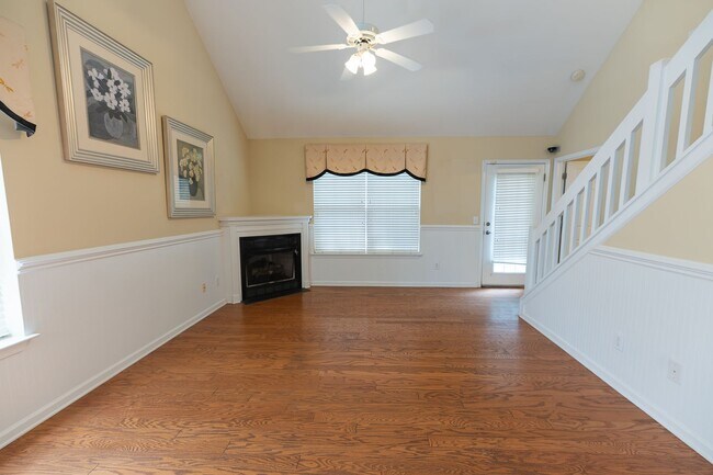 Building Photo - 111 Goldfinch Ave