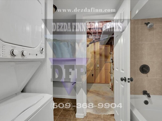 Building Photo - 5 Bed, 2 Bath Home Conveniently Located in...