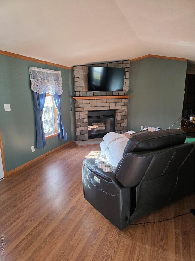 Building Photo - 8 Greenrose Dr