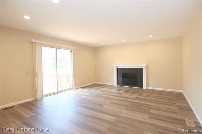 Building Photo - 5590 Greenbriar Dr