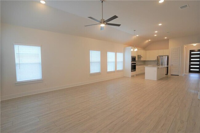 Building Photo - 621 Pinnacle View Dr