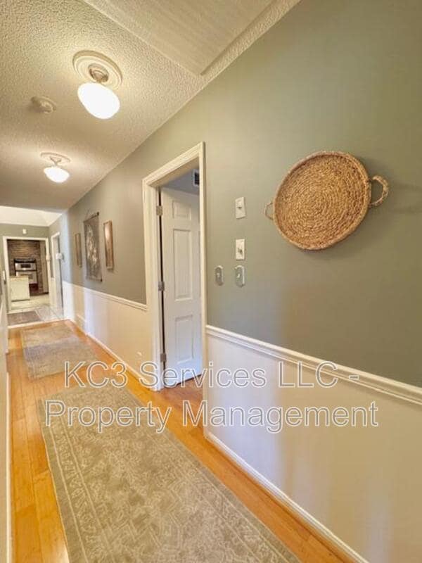 Building Photo - 615 E 101st Ter