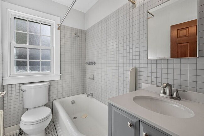 Building Photo - 318 61st St