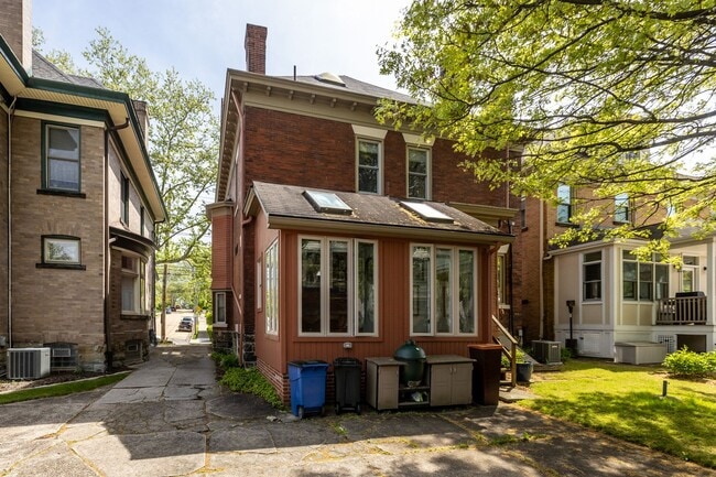 Building Photo - Stunning 5 Bedroom 2.5 Bathroom Home in Squirrel Hill