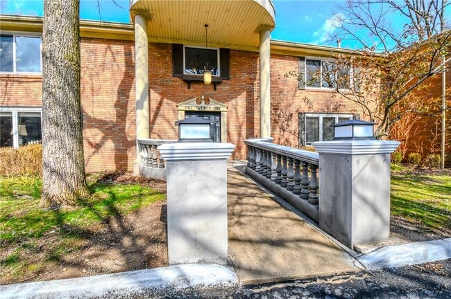 Building Photo - 121 E Schantz Ave