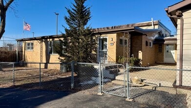 Building Photo - 304 E Hawthorne Dr