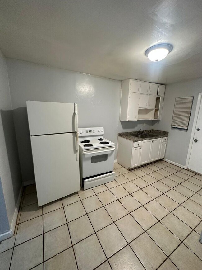 Building Photo - 2845/2847 W 6th St.