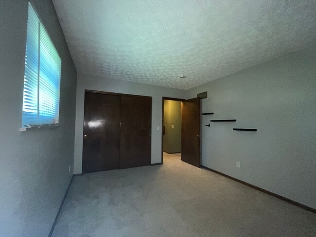 Building Photo - Updated Gahanna Home with Finished Basement & Fenced Yard