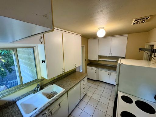 Building Photo - Ready for Move-In! 3 Bed Home $3195