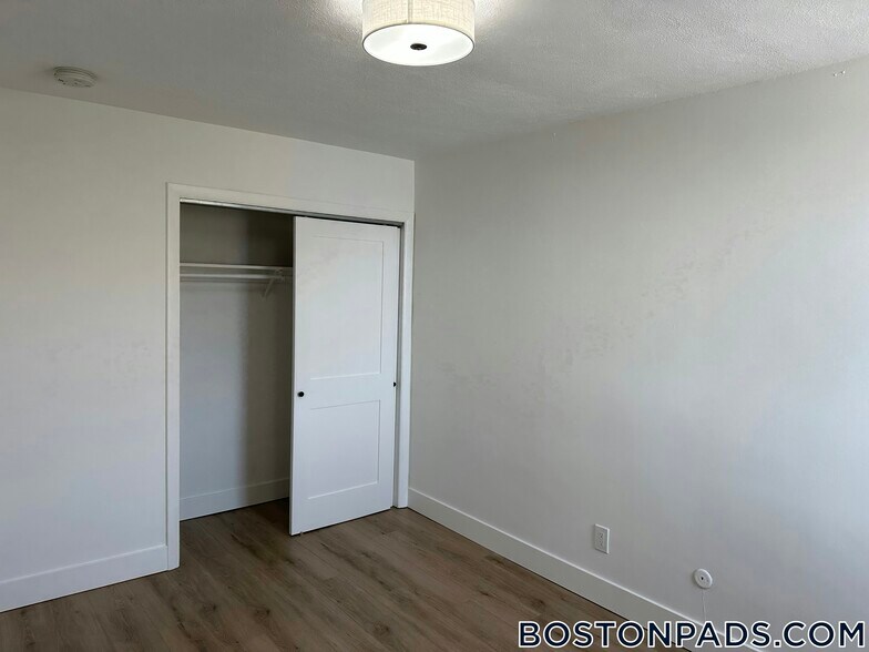 Building Photo - 740 E 7th St