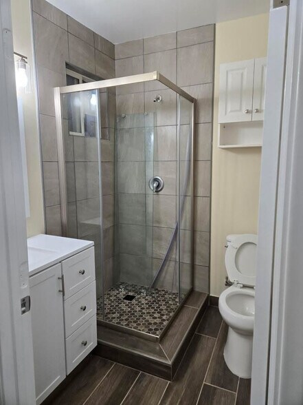 Full bathroom - 2722 W 73rd St