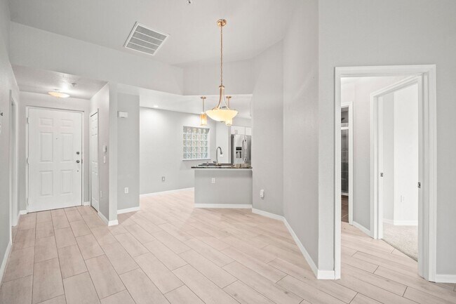 Building Photo - Fully renovated 2 bedrooms 2 baths Condo i...