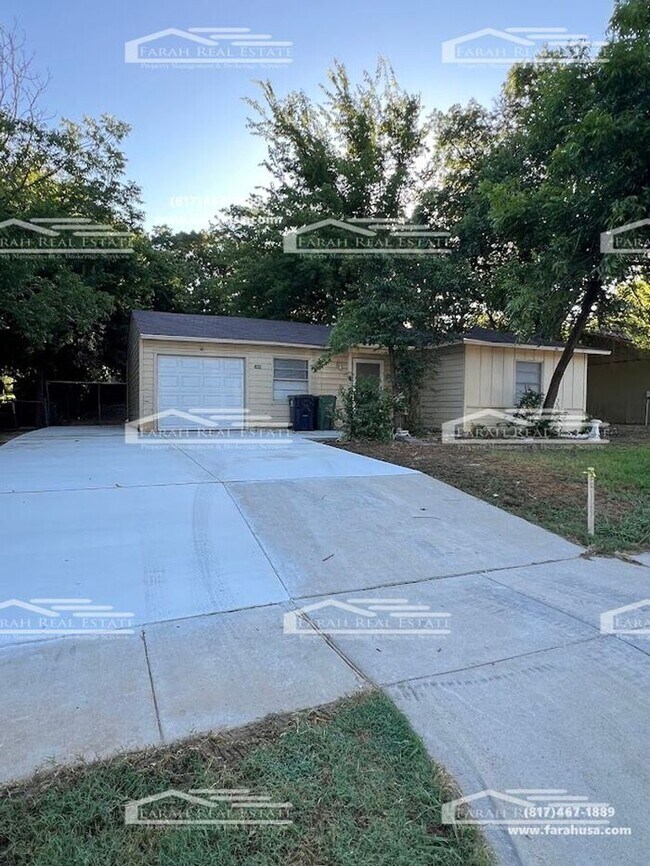Primary Photo - Three Bedroom, One bathroom Home in Arling...