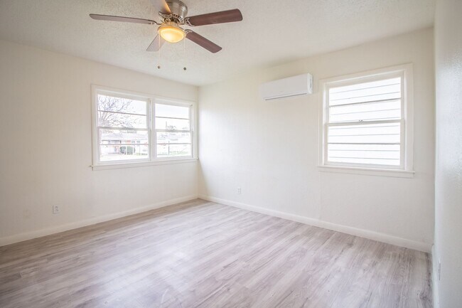 Building Photo - Updated 2 bed 1 bath home