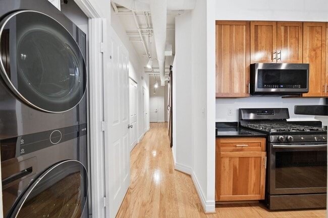 Building Photo - Experience refined urban living in this rarely available one bedroom residence in the coveted Sta...