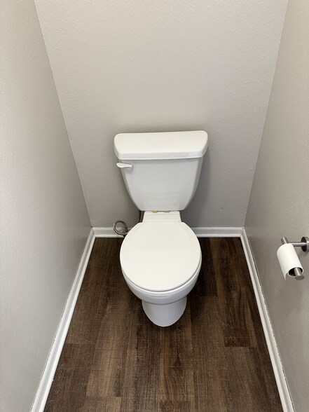 Primary bedroom's toilet - 2220 SW Rambling Vine Rd