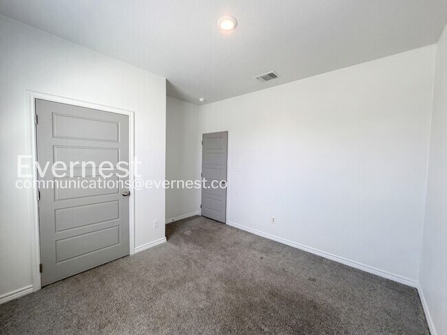 Building Photo - 2212 Hornbeam St
