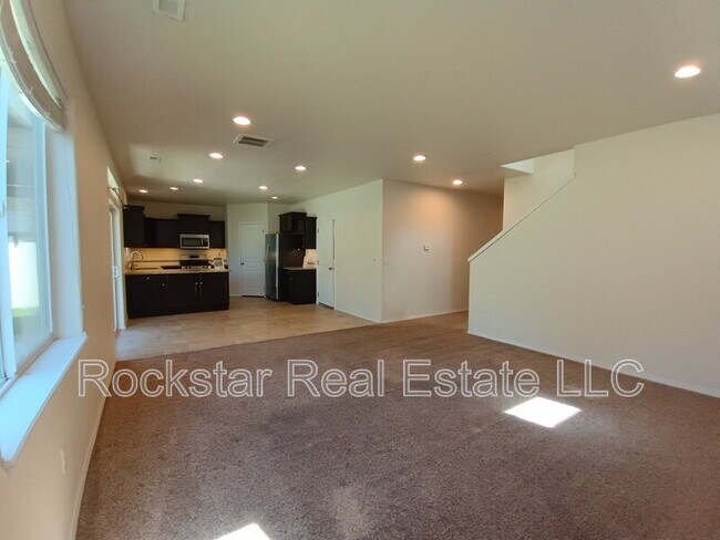 Building Photo - 1315 N Rogue River St