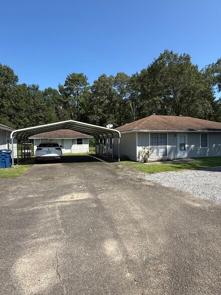 Building Photo - 5845 Pine Hill Dr