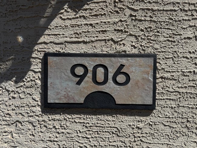 Building Photo - 906 W Glenmere Dr