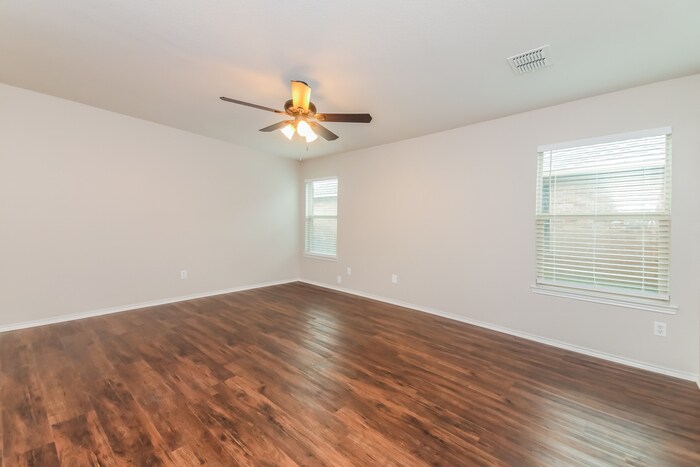 Building Photo - 512 Laurel Ln