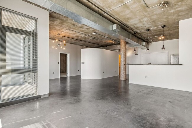 Building Photo - Loft Condo in Downtown Orlando