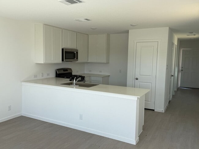 Building Photo - Tres Laurels-Wellton