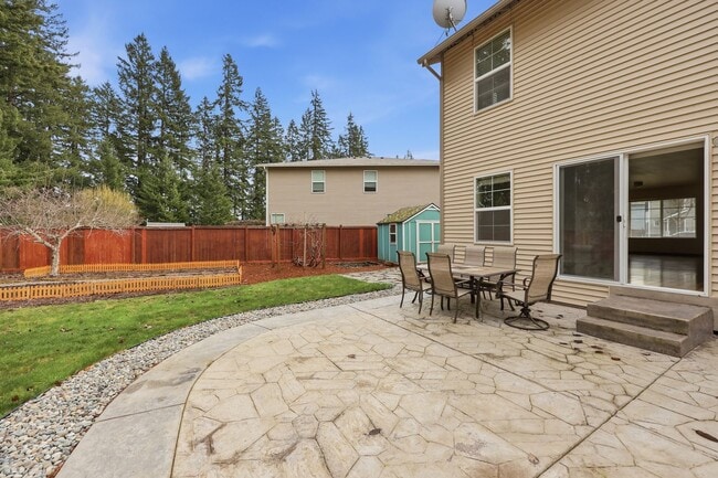 Building Photo - 3 bed 2.5 bath updated home in Tumwater School District - 2300 sq.ft. - fenced back yard.