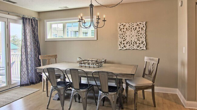 Building Photo - Lovely Condo Available Early September 2024