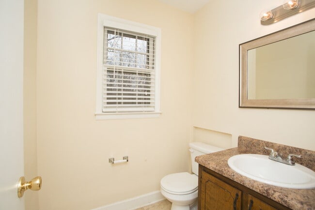 Building Photo - 2115 Pine Knoll Cir NE