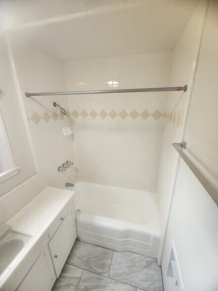 Building Photo - 908 Park Hill Dr