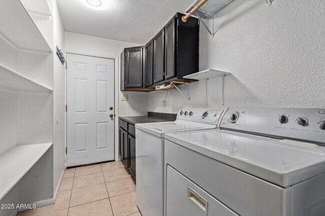 Building Photo - 1347 W Lobo Ave