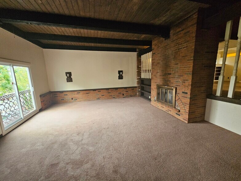 Building Photo - 2752 University Ave