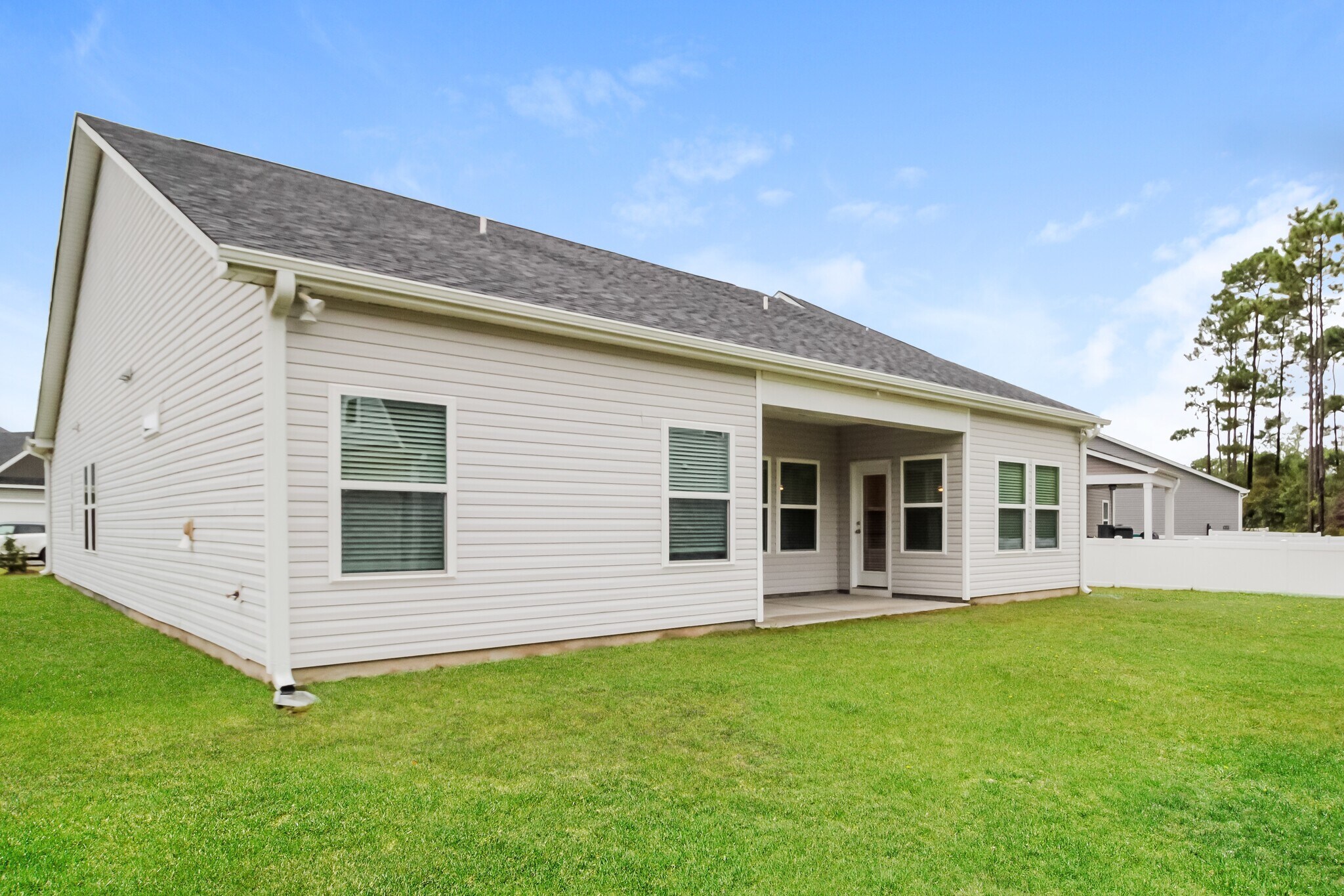 Building Photo - 1600 Carmelina Dr SE
