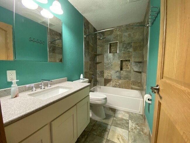 Building Photo - 4 Bedroom Townhome by Moorhead High School!