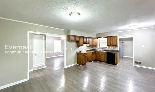 Building Photo - 7031 Saddlebrook Dr