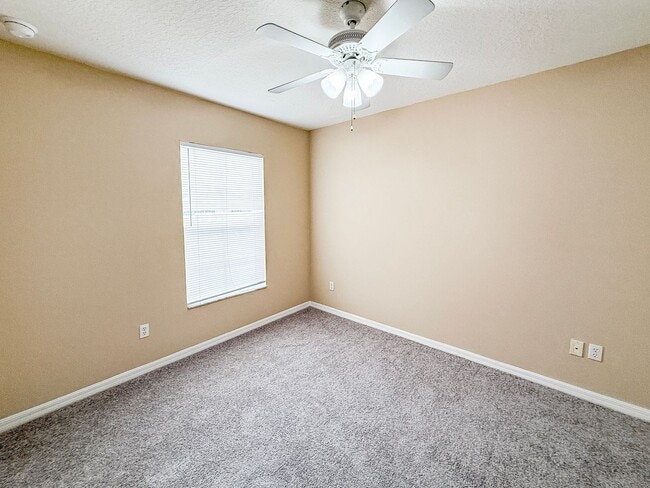 Building Photo - 3/2.5 in Hawthorne Glen - New carpet and p...