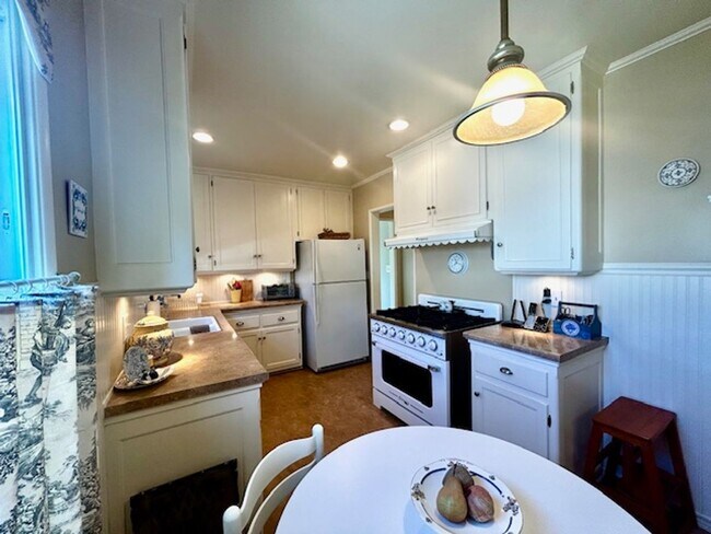 Building Photo - Charming San Roque Home on Quiet Cul de Sa...