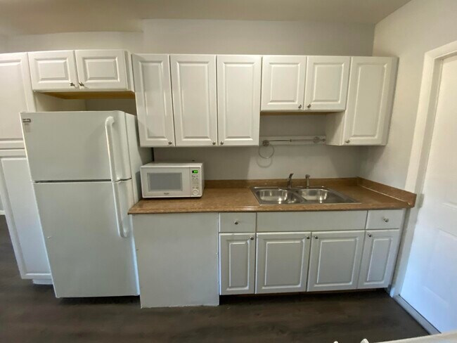 Building Photo - 428 Roseland Dr