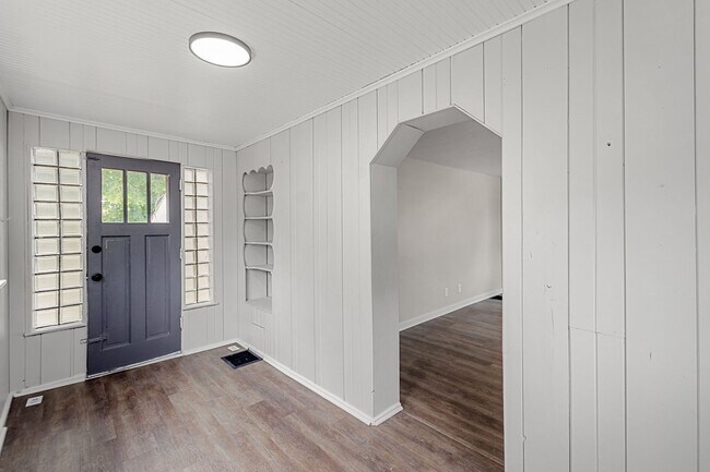 Building Photo - Stunning 2 bedroom home in Penn Avenue available June 1!